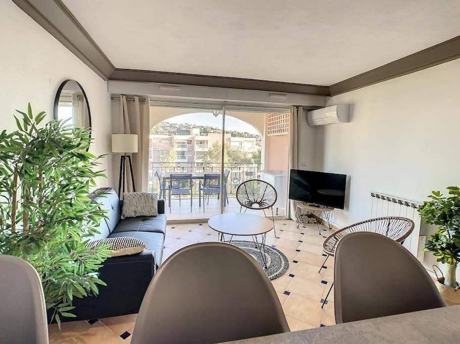Apartment Port Marine - T3 Calme, Avec Terrasse, Piscine, Pres De La *
